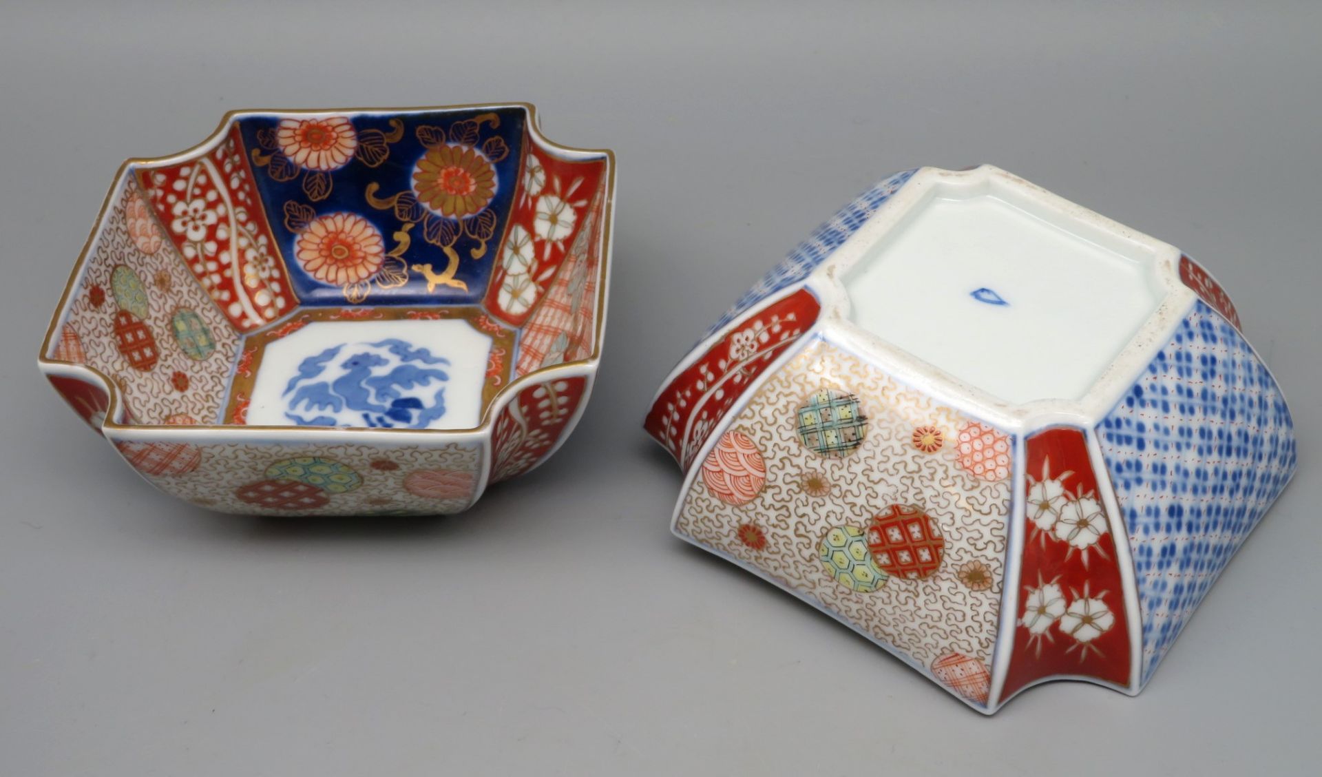 2 Schalen, Japan, Imari, Weißporzellan mit feiner, polychromer Bemalung von Blüten und Goldmalerei, - Image 2 of 2