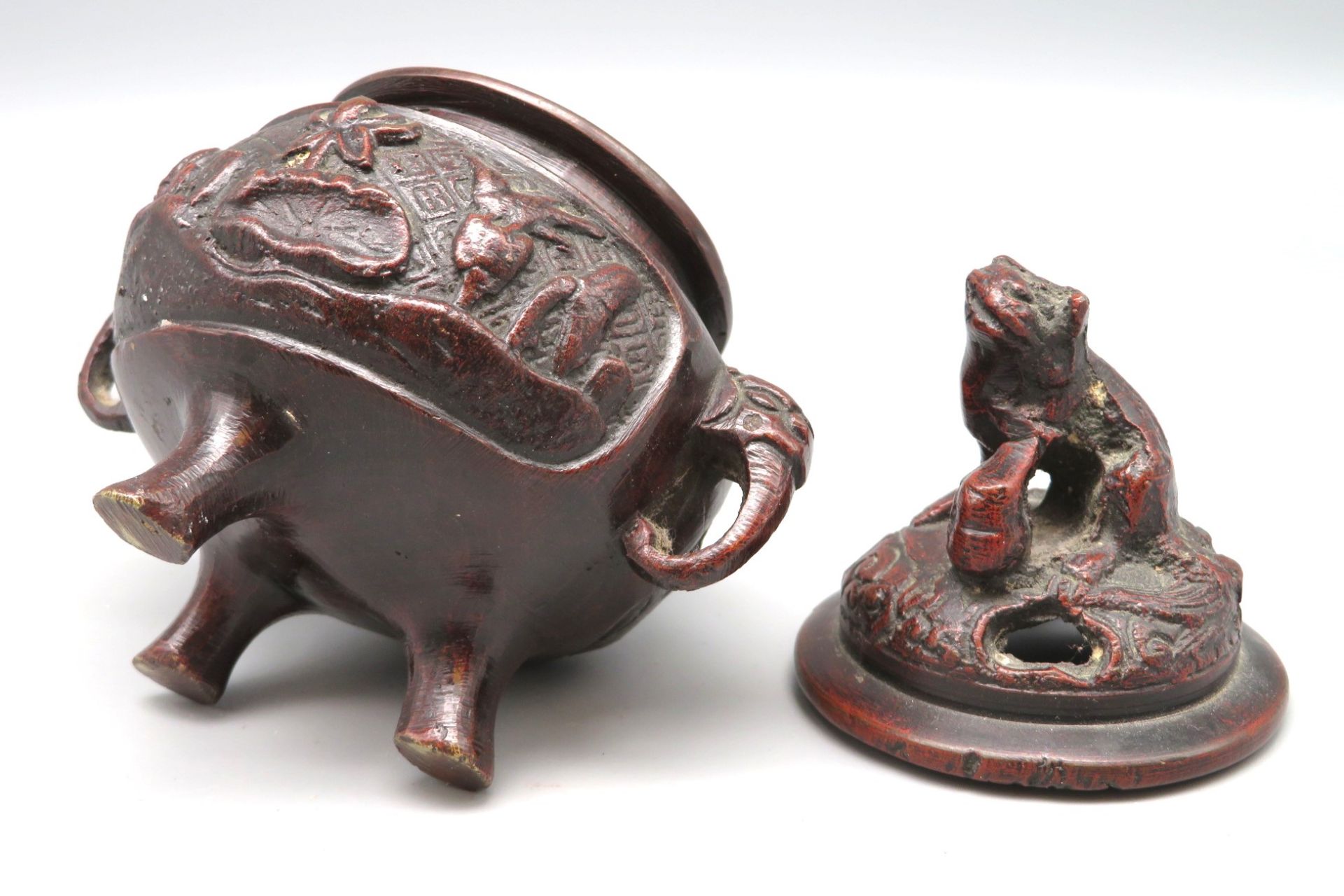 Deckelgefäß, sog. "Koro", Japan, Bronze, bekrönt durch Fo-Hund, h 12 cm, d 11 cm. - Bild 2 aus 2