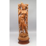 Skulptur der Göttin Lakshmi, Indonesien, Edelholz geschnitzt und durchbrochen gearbeitet, Holzsocke