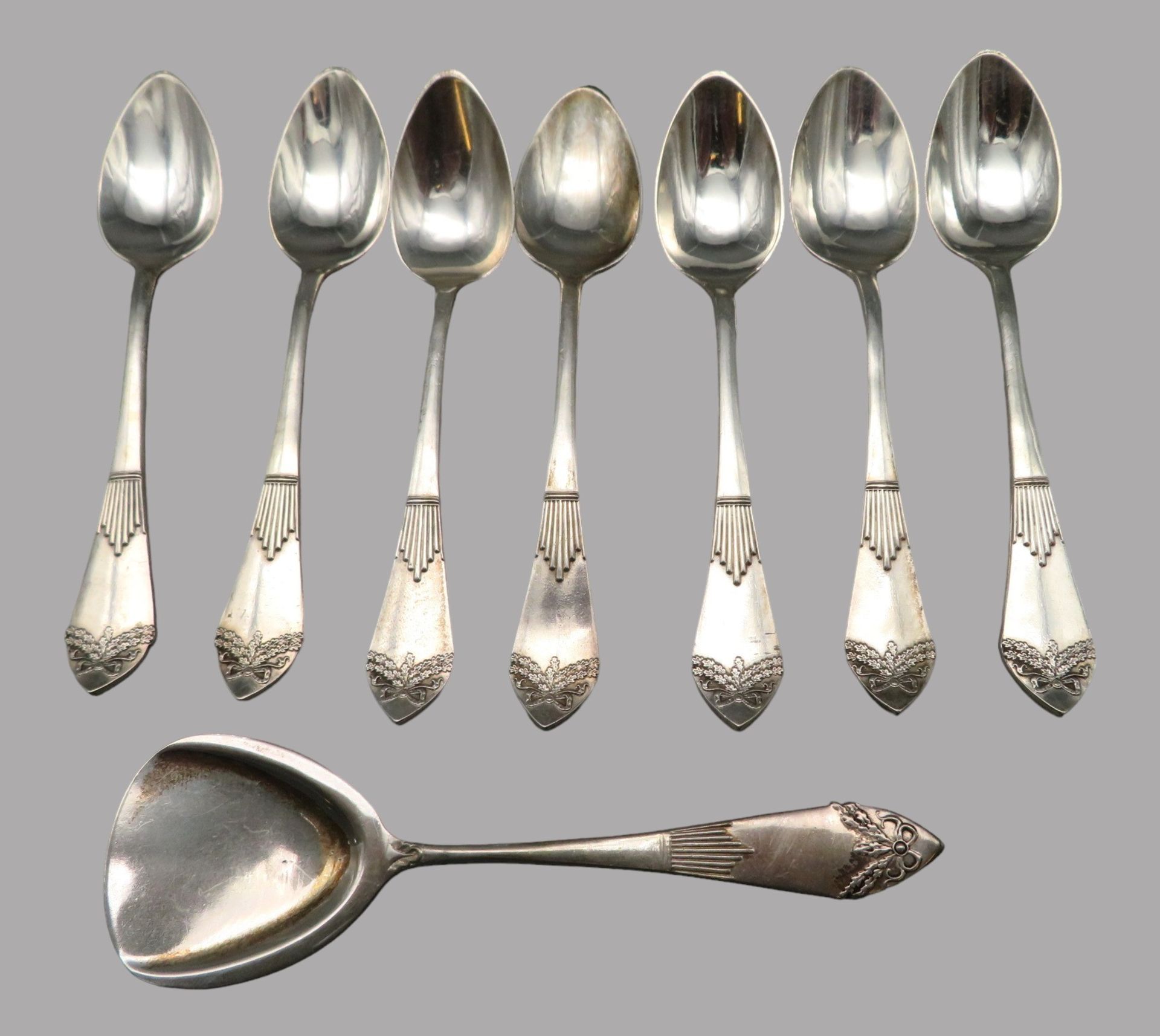 7 Teelöffeln und Teeschaufel, Silber 835/000, punziert, 87,4 g, spitz zulaufende Stielenden mit fei