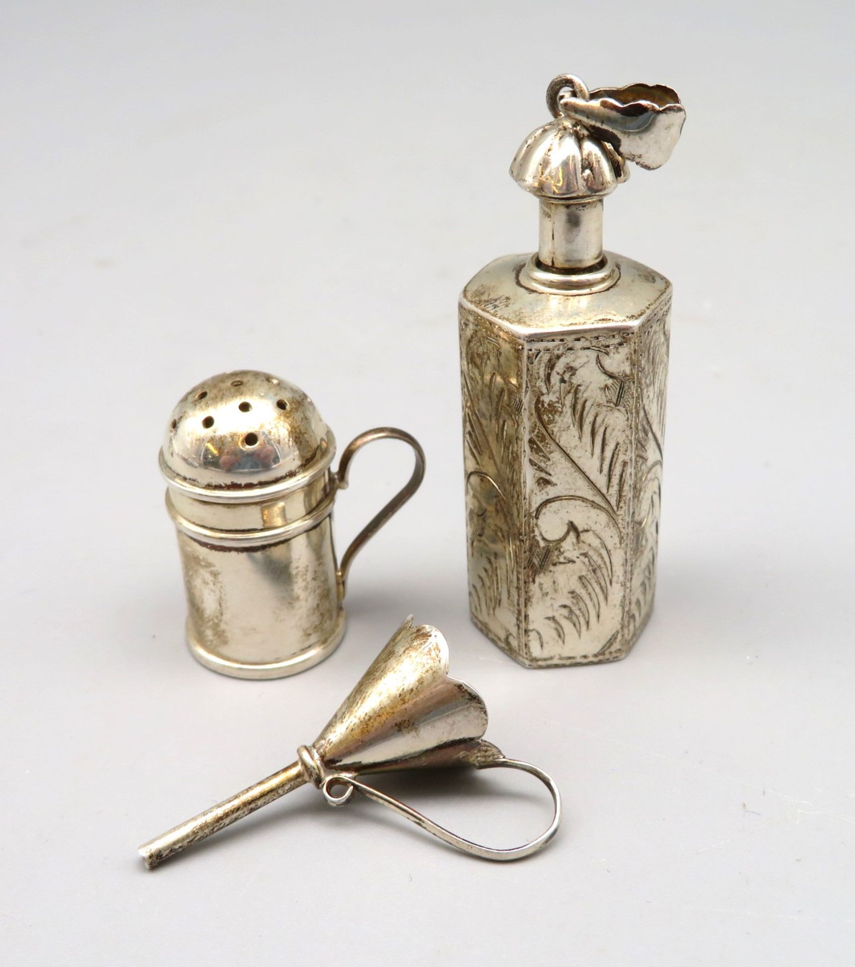 3 teiliges Konvolut Miniatursilber, bestehend aus Salzstreuer, Parfumflakon und Würfel, Silber 925/