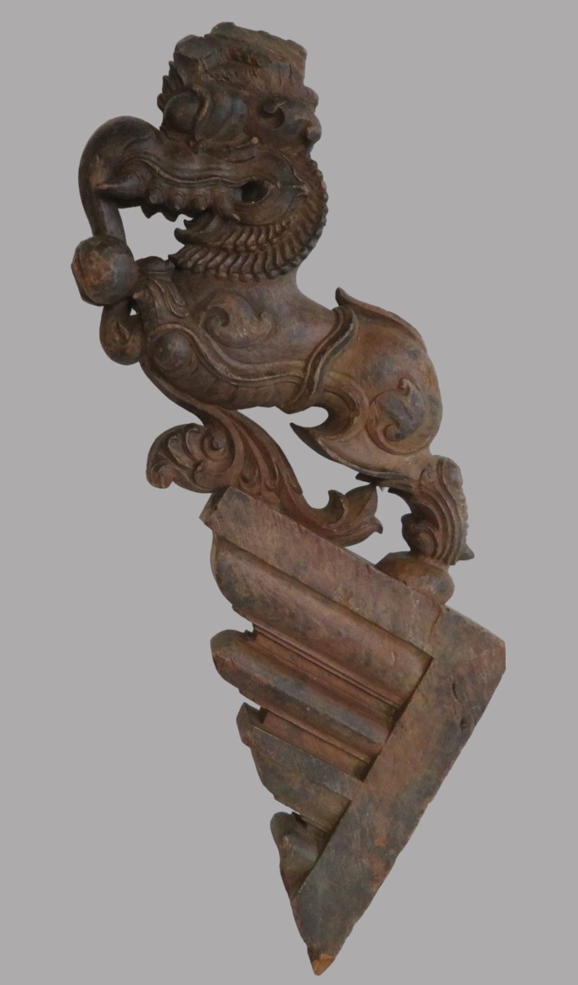 Figürliche Tempelschnitzerei in Gestalt eines Fabelwesens, wohl Indien/Nepal/Tibet, antik, Holz ges