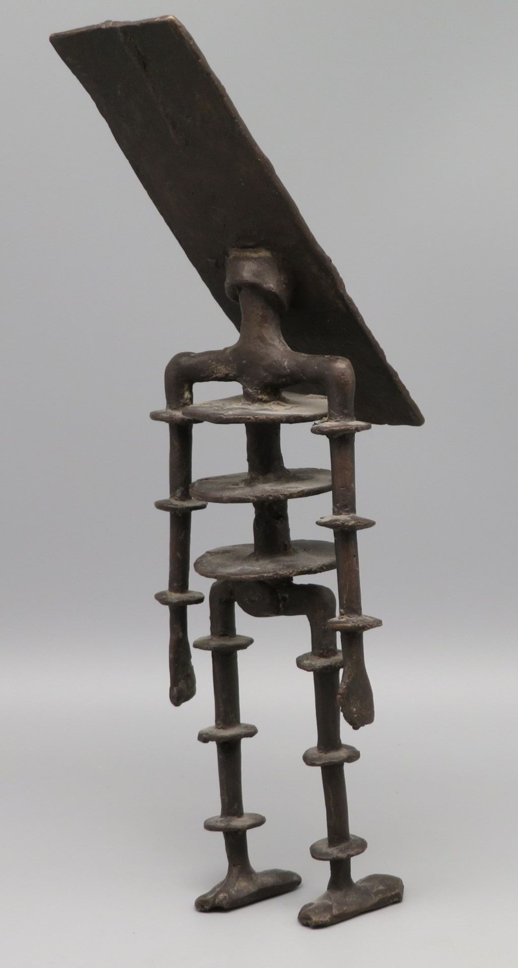 Ethnologische Figur, Afrika, Bronze, 30 x 9 x 8 cm. - Image 2 of 2