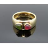 Romantischer Bandring, Schauseite mit Peridot und Rubin-Cabochon in Herzform, Gelbgold 585/000, pun