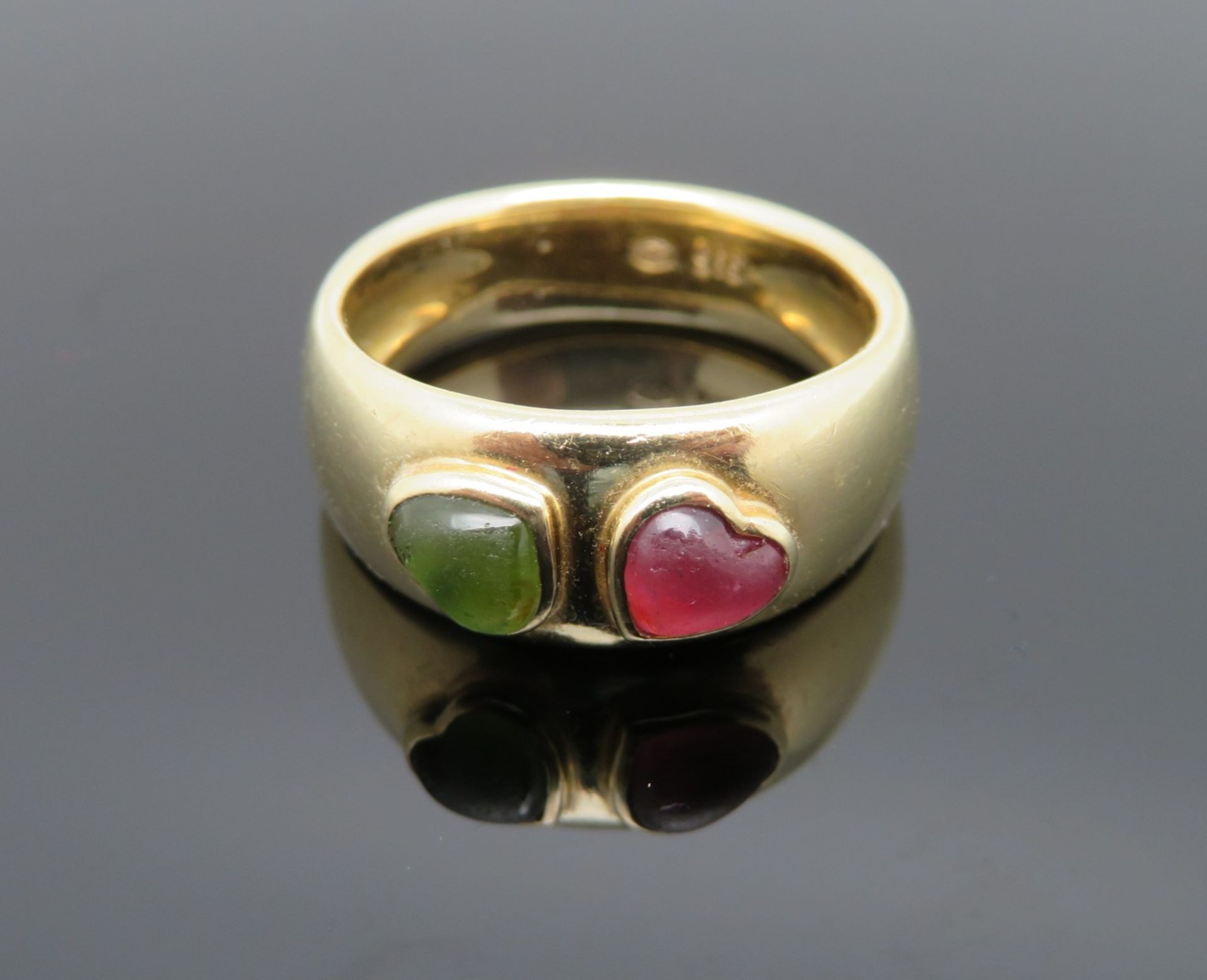 Romantischer Bandring, Schauseite mit Peridot und Rubin-Cabochon in Herzform, Gelbgold 585/000, pun