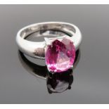 Solitärring, facettierter Pink Topas, Ovalschliff, Silber 925/000, punziert, Weißvergoldung, Topas