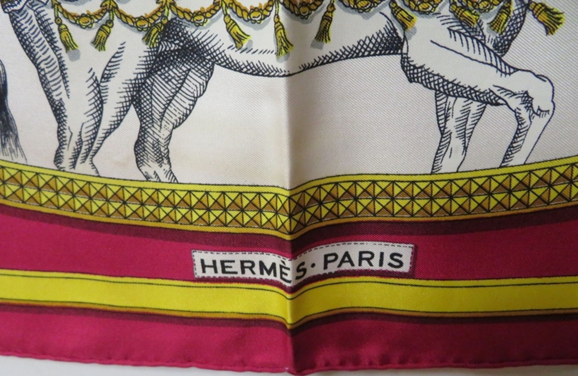 Seidentuch/Carré, Hermès Paris, Grand Apparat, Entwurf Jacques Eudel, 100% Seide, sign., Tragespure - Image 2 of 4