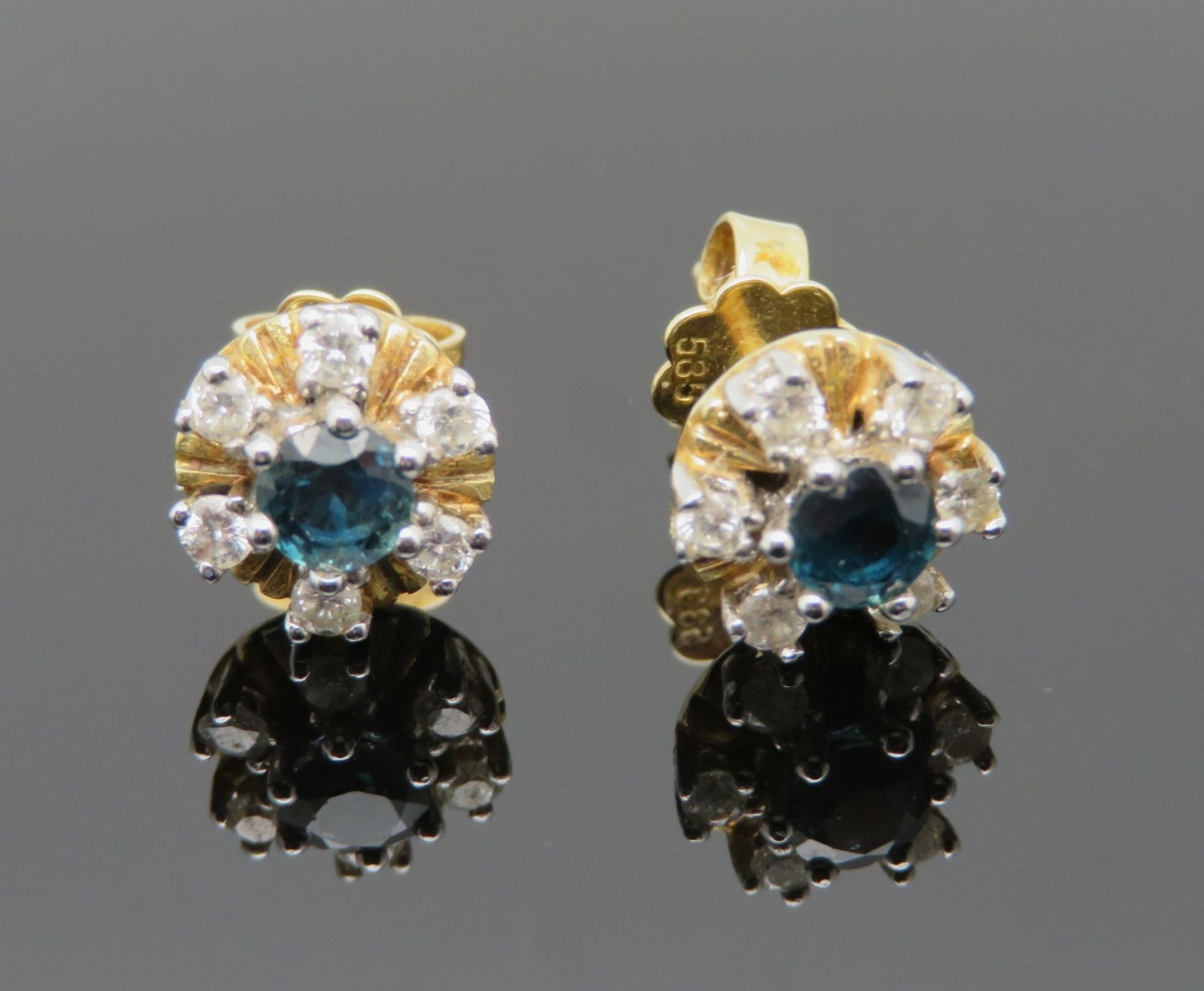 Paar Entourage-Ohrstecker, 2 Saphire, zus.ca. 0,40 ct, 12 Brillanten, zus.ca. 0,36 ct, Gelbgold 585