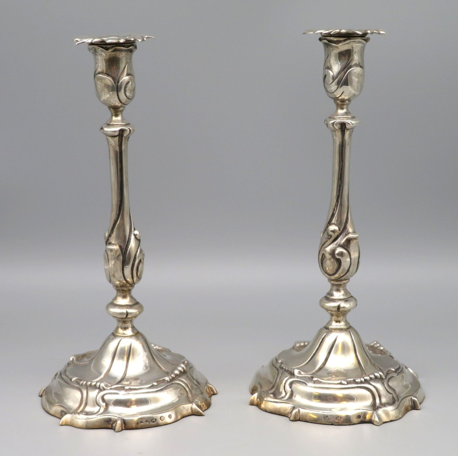 2 Kerzenleuchter, Niederlande, um 1900, je einflammig, floral modellierter Dekor, Silber 835/000, p