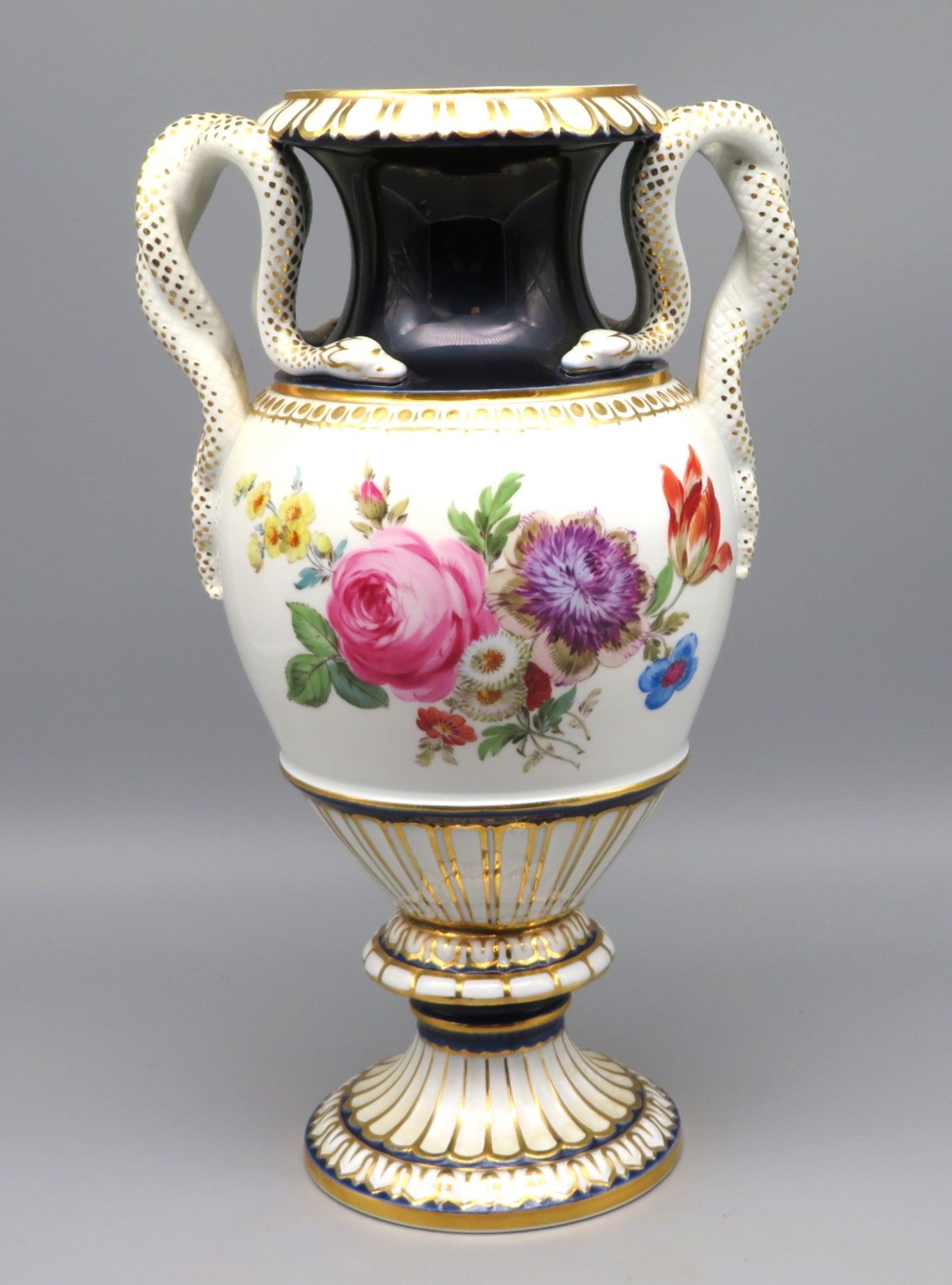 Schlangen-Henkelvase, Meissen, Pfeifferzeit 1924 - 1934, Weißporzellan mit polychromer Bemalung und