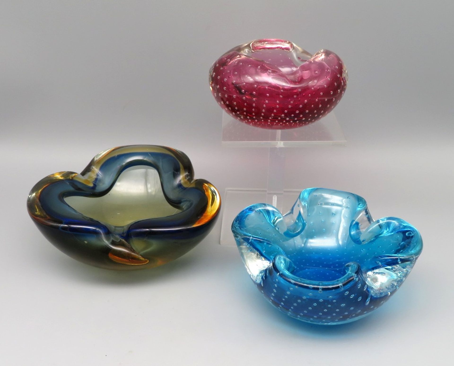 3 diverse Vintage Aschenbecher, Italien, Murano, 1950/60er Jahre, dickwandiges Glas mit eingeschmol