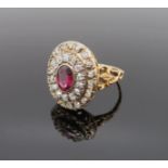 Eindrucksvoller Belle Époque Entourage-Ring, um 1900, mittig besetzt mit facettiertem Rubellit, Ova