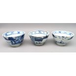 3 antike Sake-Schälchen, China, Weißporzellan mit umlaufender Blaumalerei, 2 Chips, h 4,5 cm, d 7,5