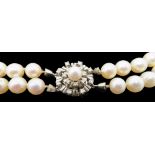 Klassische Perlenkette, 2-reihig, Schließe 14-karätiges Weißgold, punziert, diese besetzt mit 16 Di