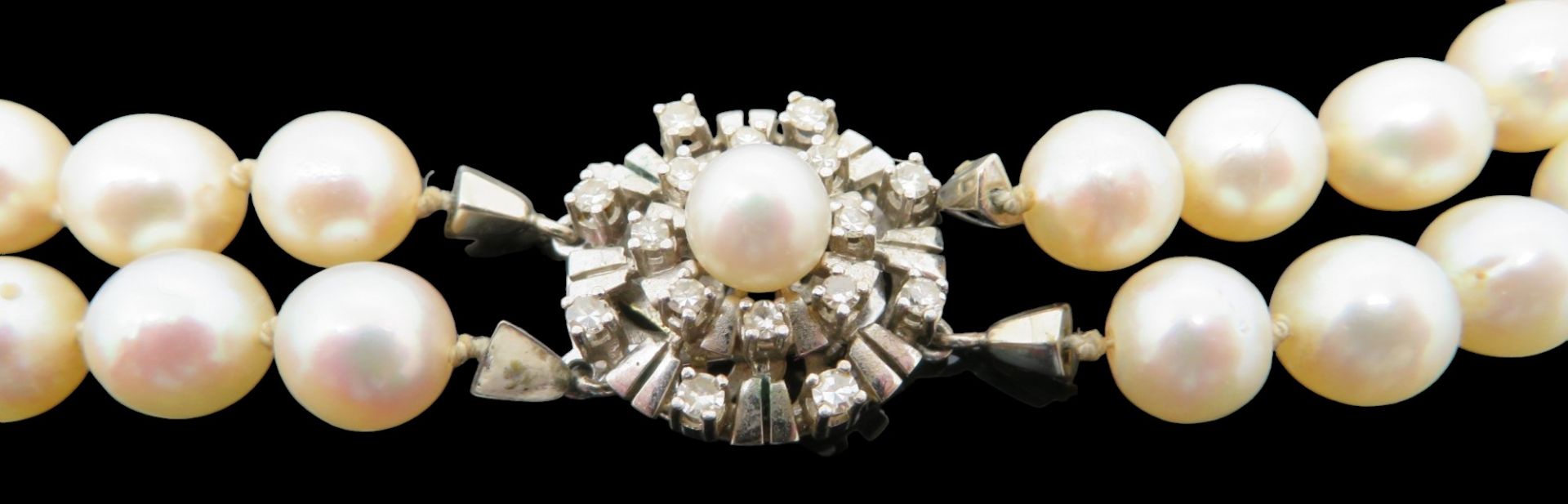 Klassische Perlenkette, 2-reihig, Schließe 14-karätiges Weißgold, punziert, diese besetzt mit 16 Di