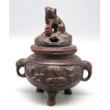 Deckelgefäß, sog. "Koro", Japan, Bronze, bekrönt durch Fo-Hund, h 12 cm, d 11 cm.