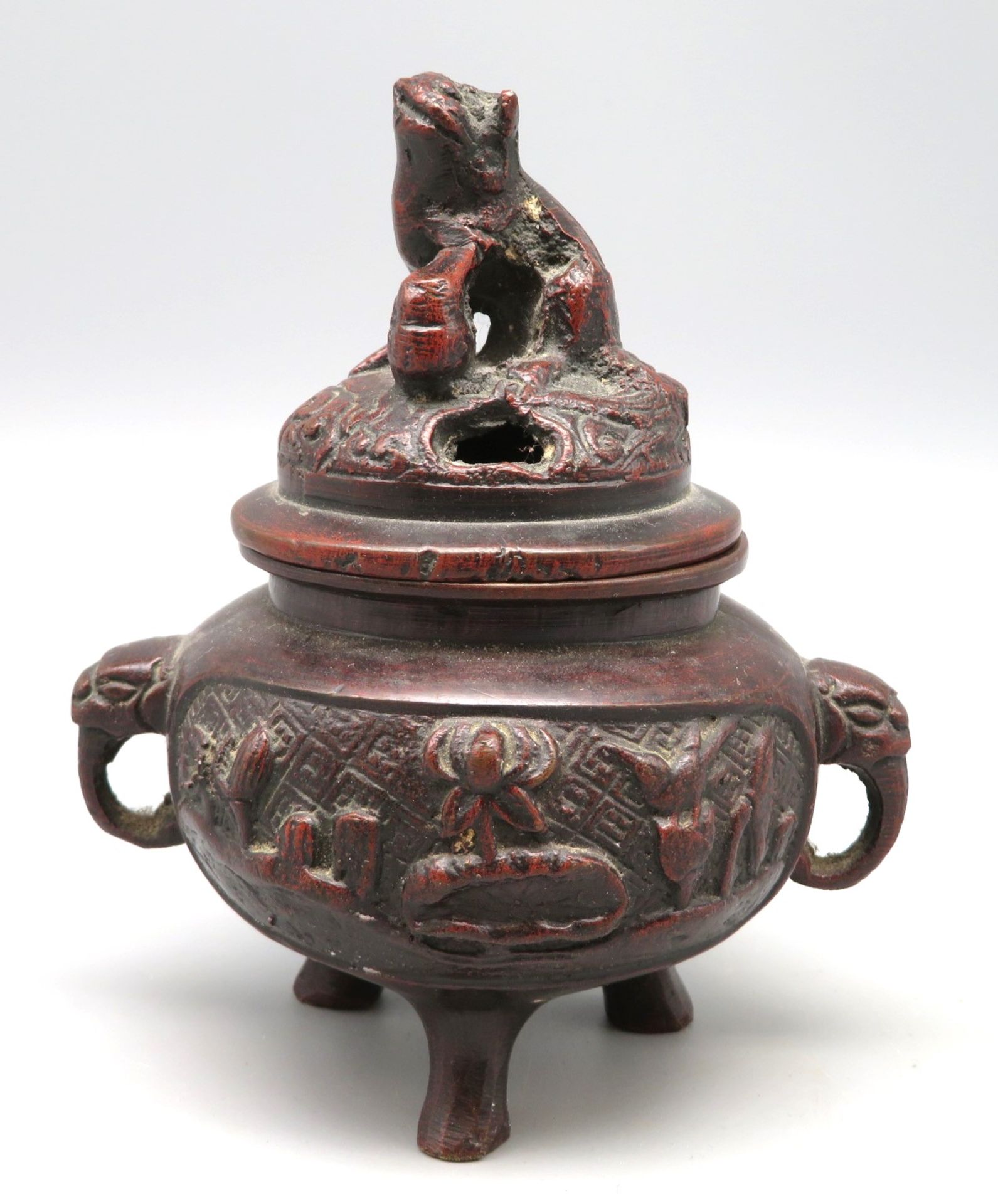 Deckelgefäß, sog. "Koro", Japan, Bronze, bekrönt durch Fo-Hund, h 12 cm, d 11 cm.