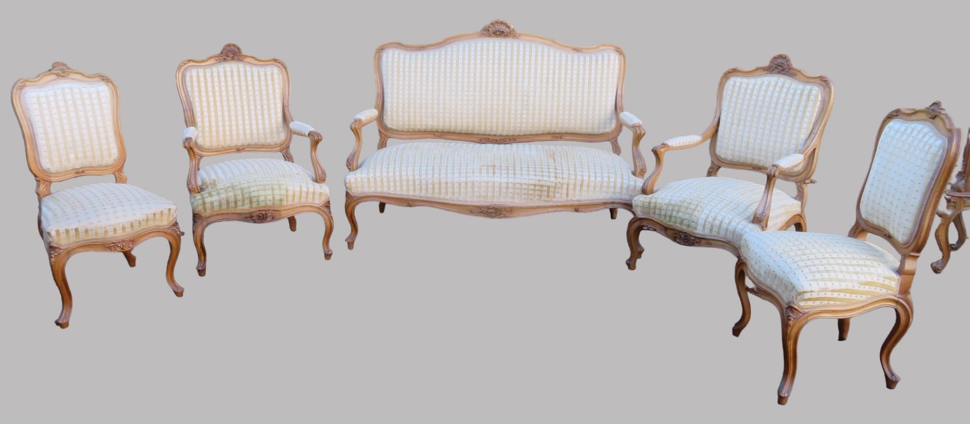 5 teilige Sitzgarnitur, Rokokostil, 19. Jahrhundert, Nussbaum beschnitzt, rest.bed., Sofa 108 x 144