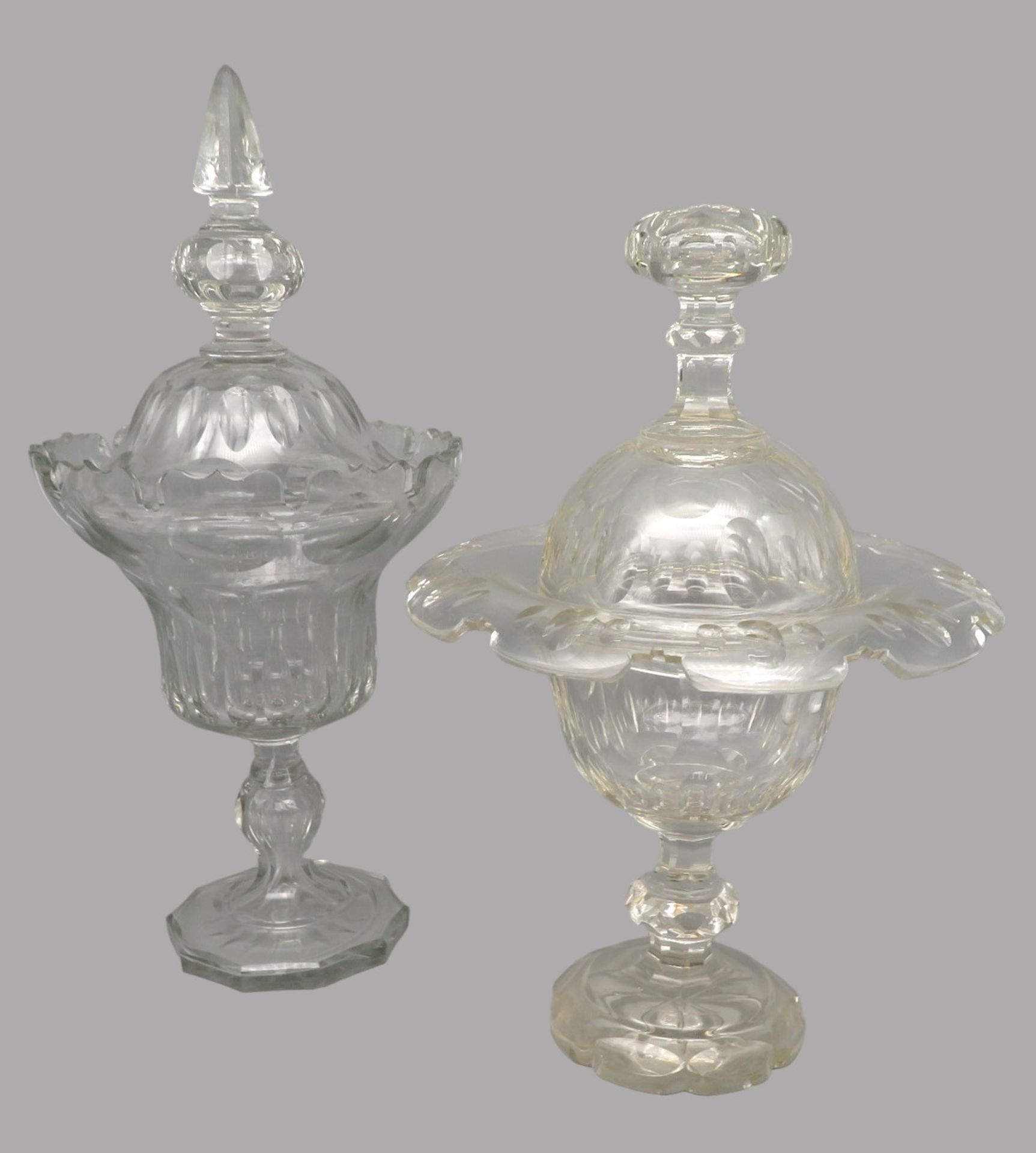2 elegante Ingwergefäße/Deckelgefäße, 19. Jahrhundert, divers, farbloses Bleikristall geschliffen, 