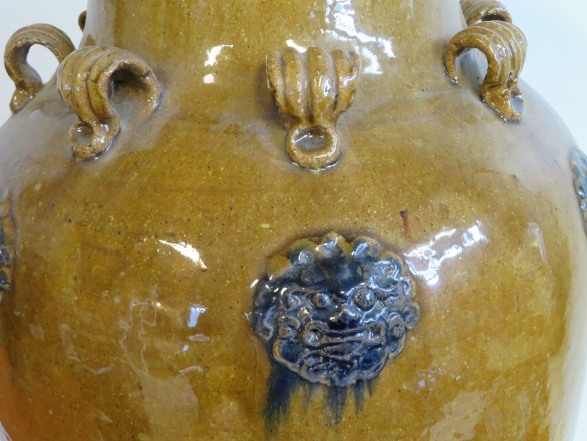 Große Martaban Vase, China, Steingut mit ockerfarbener Glasur, rundum versehen mit 12 reliefierten - Image 2 of 2