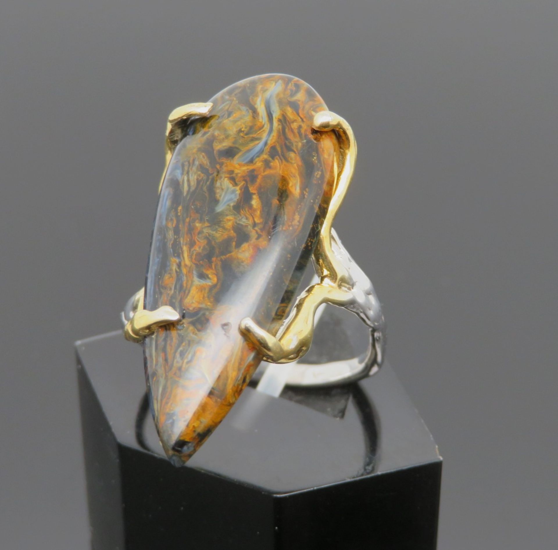 Designer Ring mit Pietersit-Cabochon, ca. 18 ct, Silber 925/000, punziert, geschwungene Fassung mit