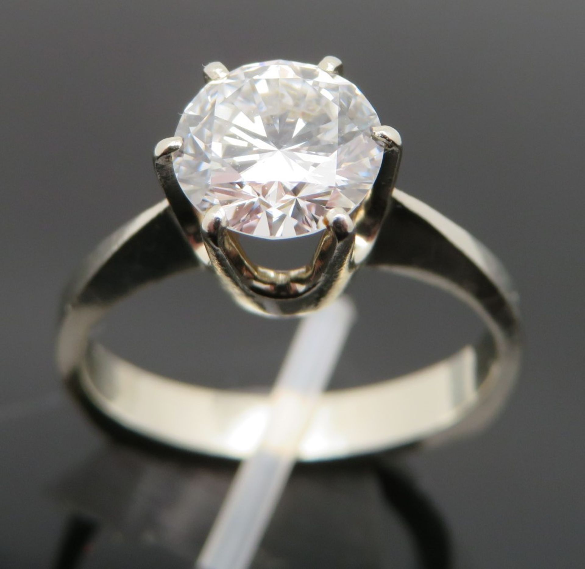 Solitärring, Brillant, ca. 1,3 ct, W VVSI, Weißgold 585/0000, punziert, 4,1 g, Ringgr. 56/57. - Bild 2 aus 4