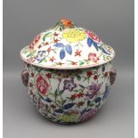 Deckelgefäß, China, Weißporzellan mit polychromer Emaillierung von Blüten, h 25 cm, d 26 cm.