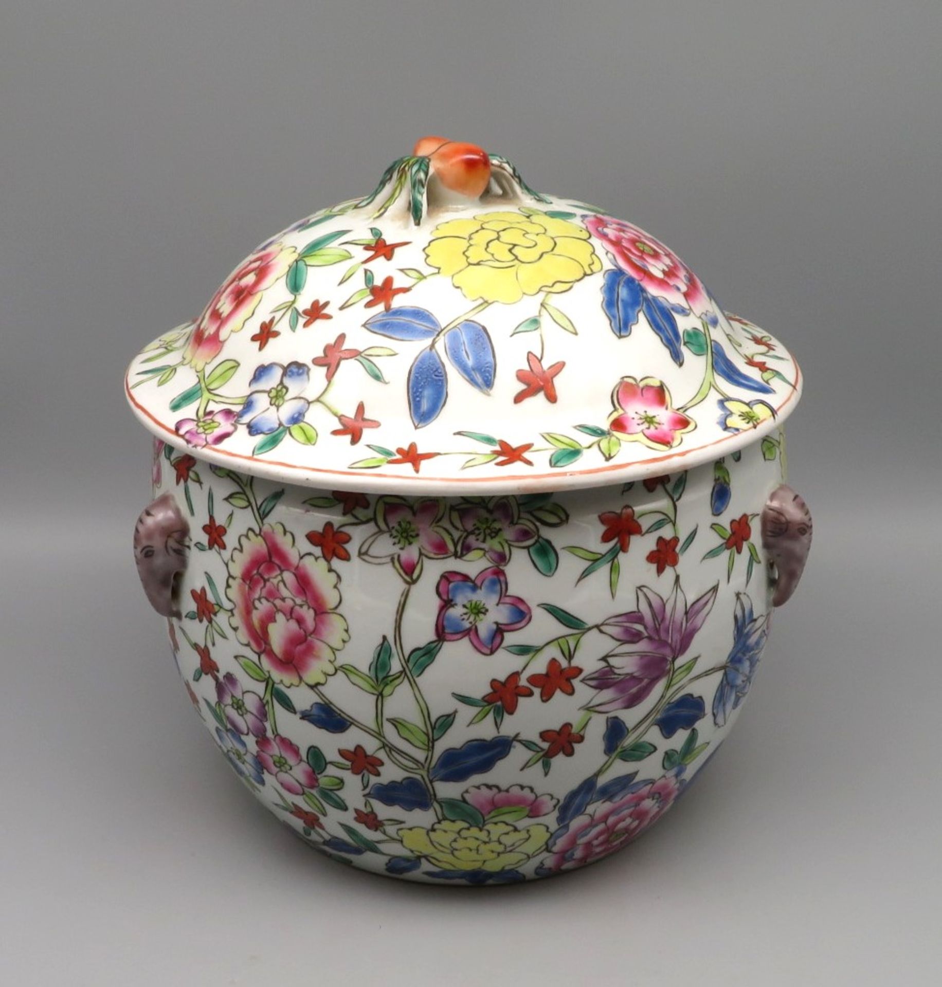 Deckelgefäß, China, Weißporzellan mit polychromer Emaillierung von Blüten, h 25 cm, d 26 cm.