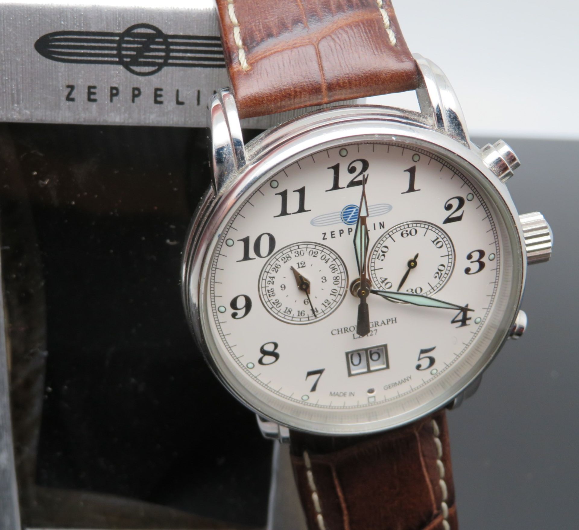 HAU/Chronograph, Zeppelin, LZ127, Gehäuse Edelstahl, Datumsanzeige, Quarzwerk, Lederband, Box und P - Image 3 of 3