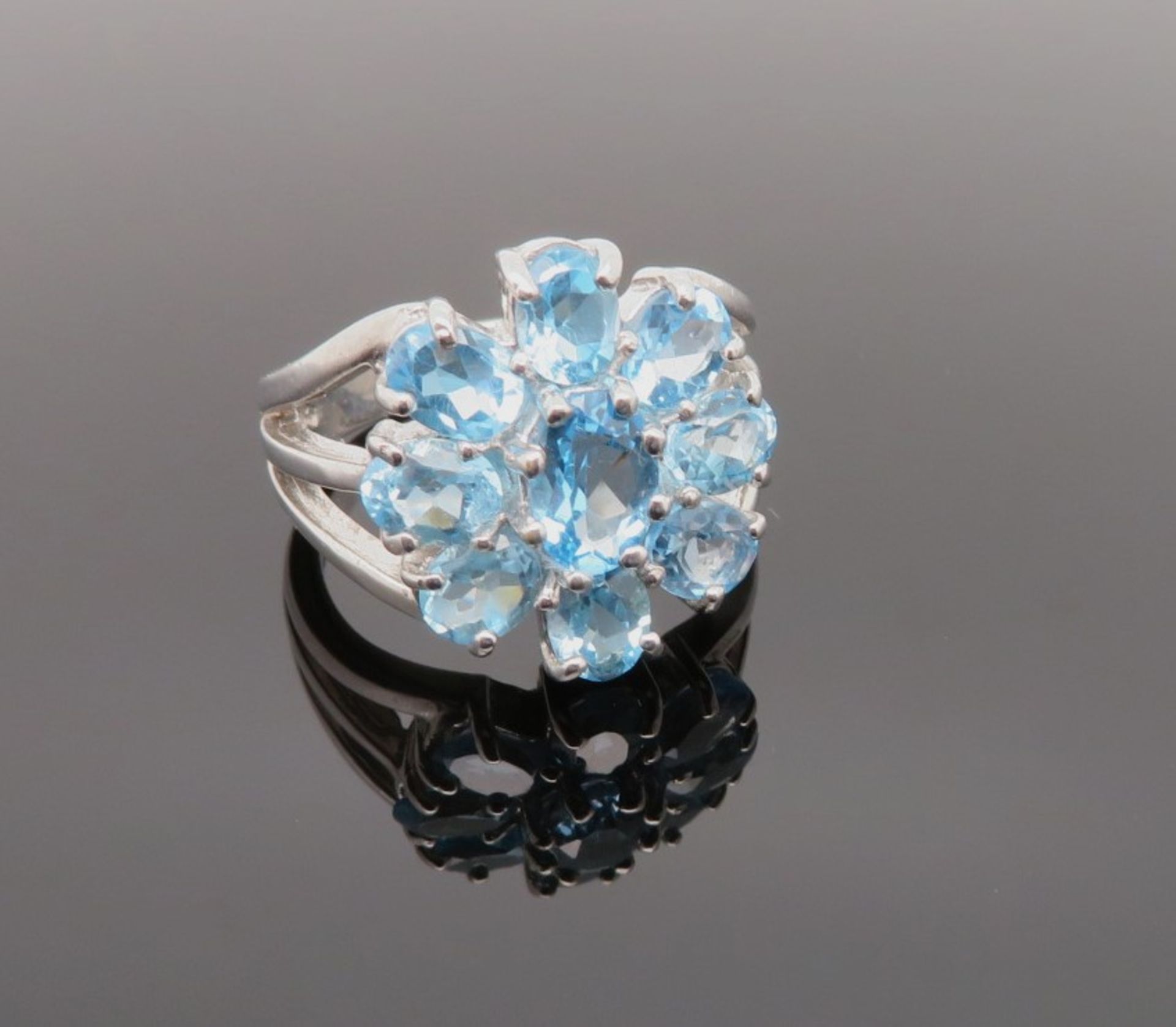 Designer Ring, Blütenform, besetzt mit 2 facettierten Himmelstopasen, Silber 925/000, punziert, Rin