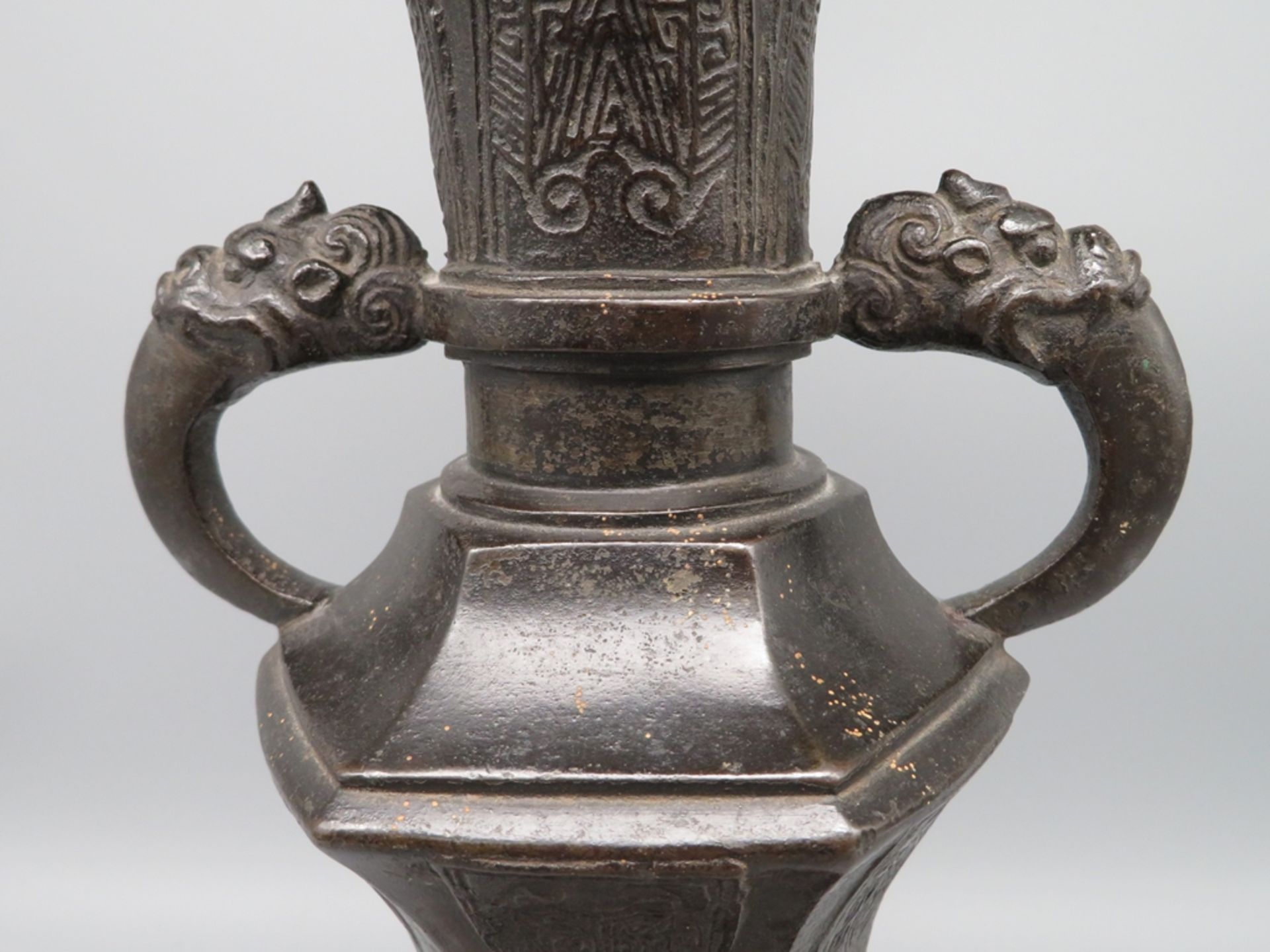 Antike Henkelvase, China, wohl Ming Dynastie, Bronze mit reichem Reliefdekor, seitliche Handhaben i - Image 2 of 4