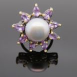 Designer Ring, Blütenform, mittig besetzt mit Perle, umrahmt von 9 tropfenförmig facettierten Ameth