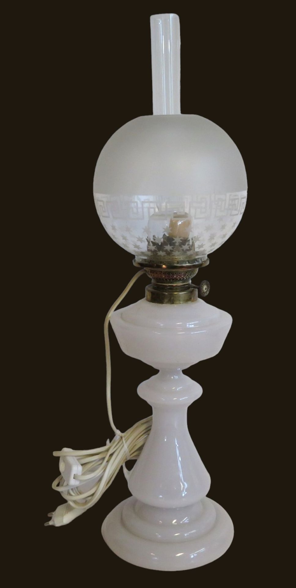 Petroleum-Tischlampe, Biedermeier, Mitte 19. Jahrhundert, Opalinglas mit geätztem Glasschirm, elekt