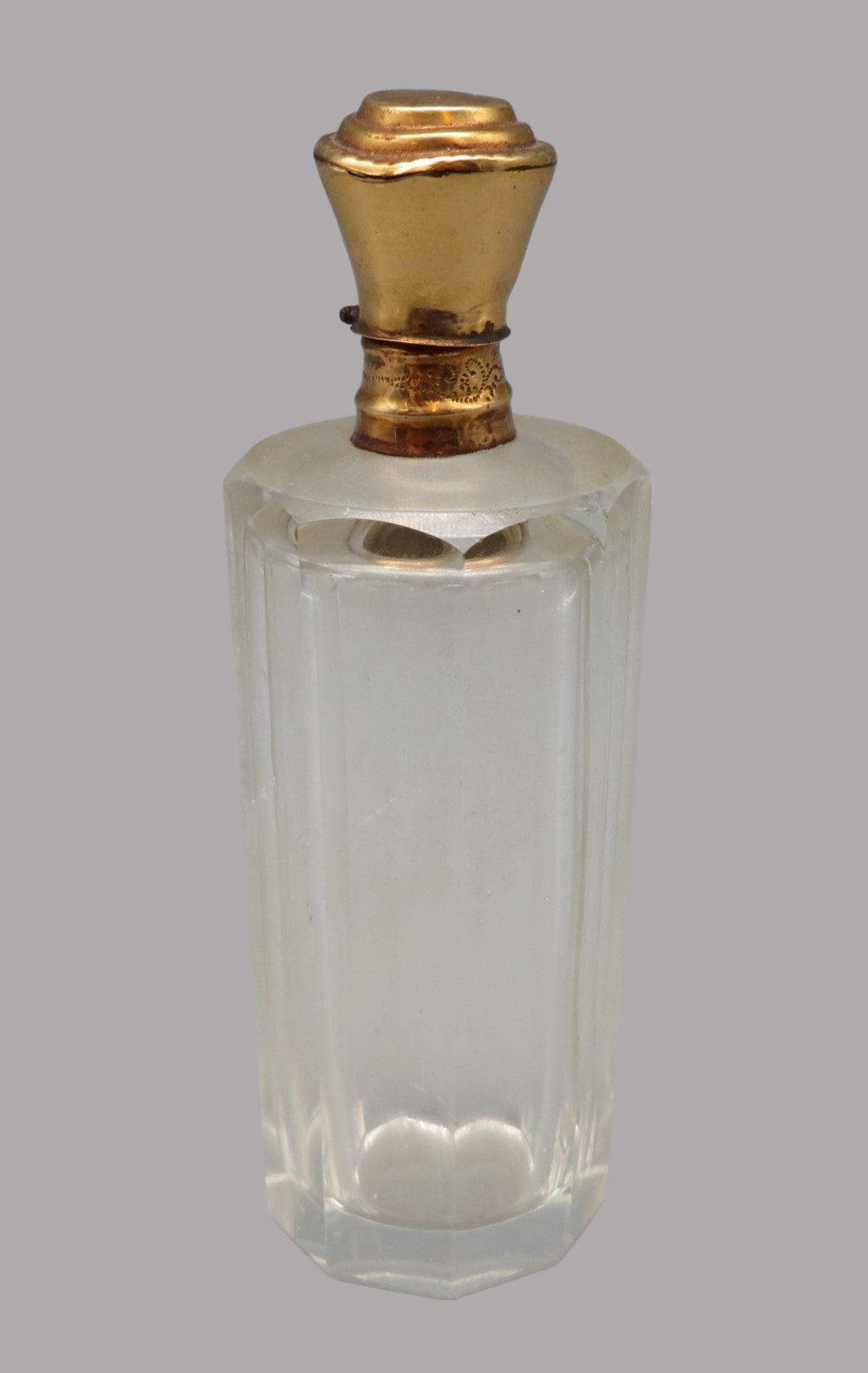 Antiker Parfumflakon, 19. Jahrhundert, farbloses Kristall kantig geschliffen, 14-karätige Goldmontu