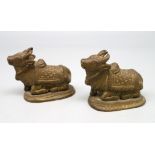 2 heilige Kühe, Indien, 19. Jahrhundert, Bronze, 4,5 x 6 x 3 cm.