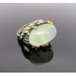 Designer Ring mit Prehnit-Cabochon, umfasst von 2 aufgesetzten, plastisch gestalteten Salamandern,