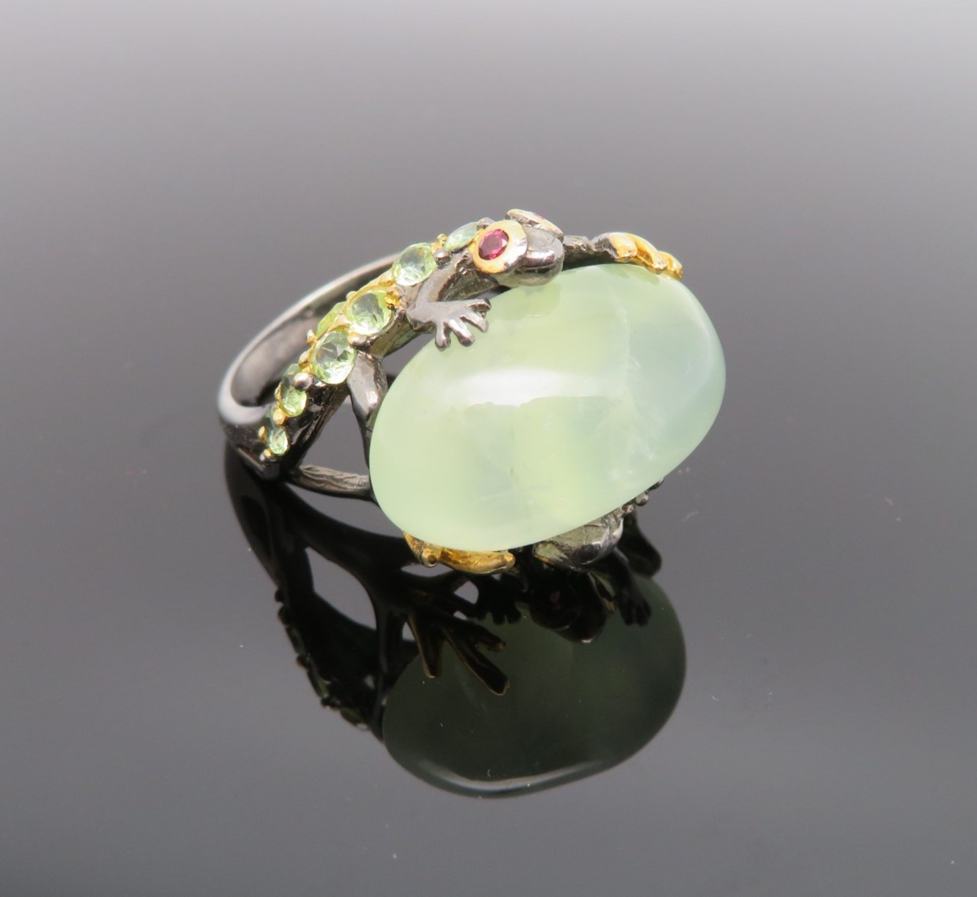 Designer Ring mit Prehnit-Cabochon, umfasst von 2 aufgesetzten, plastisch gestalteten Salamandern,