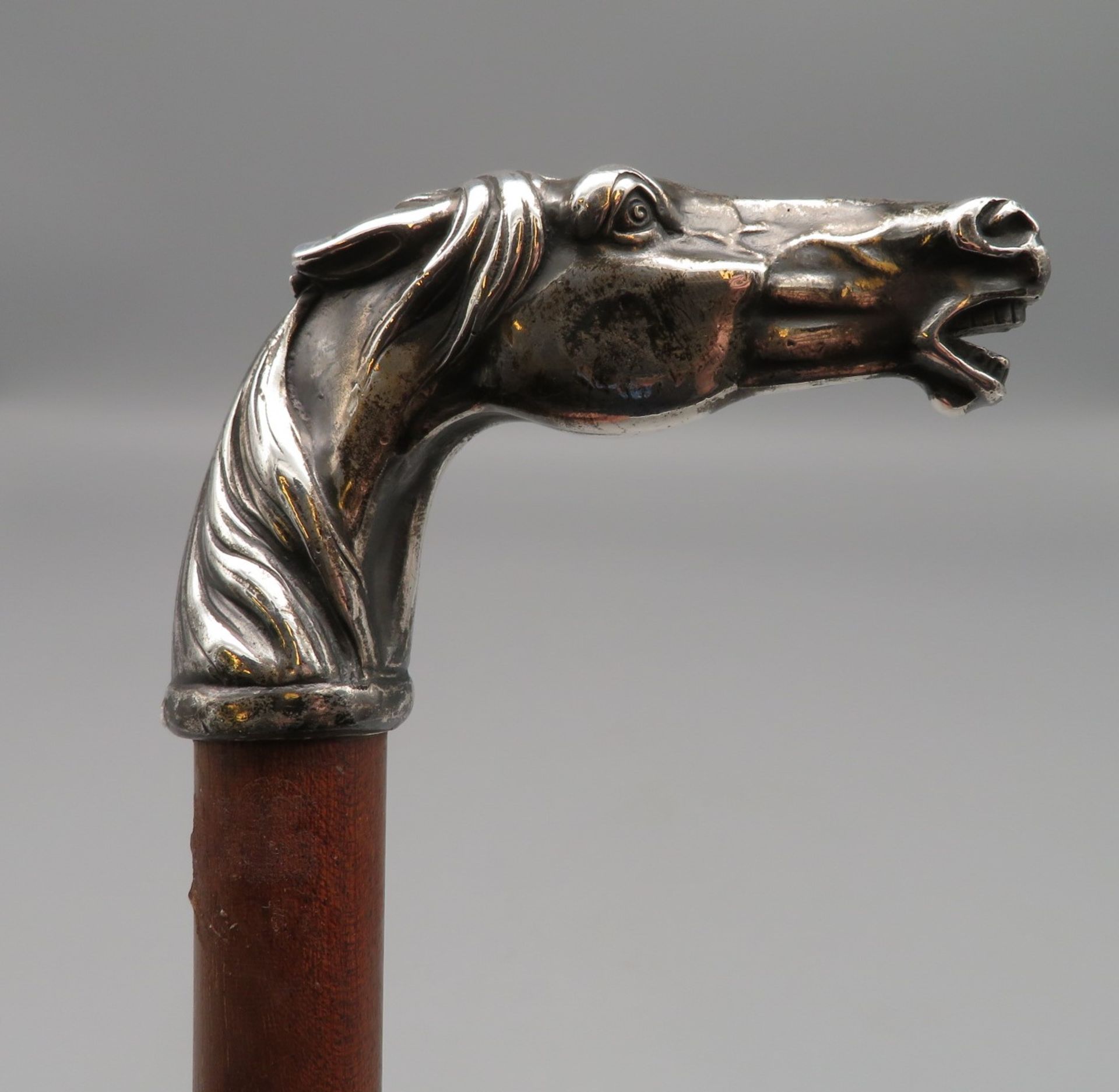 Spazierstock, Krückengriff in Gestalt eines wiehernden Pferdekopfs, Silber 800/000, geprüft, l 92 c