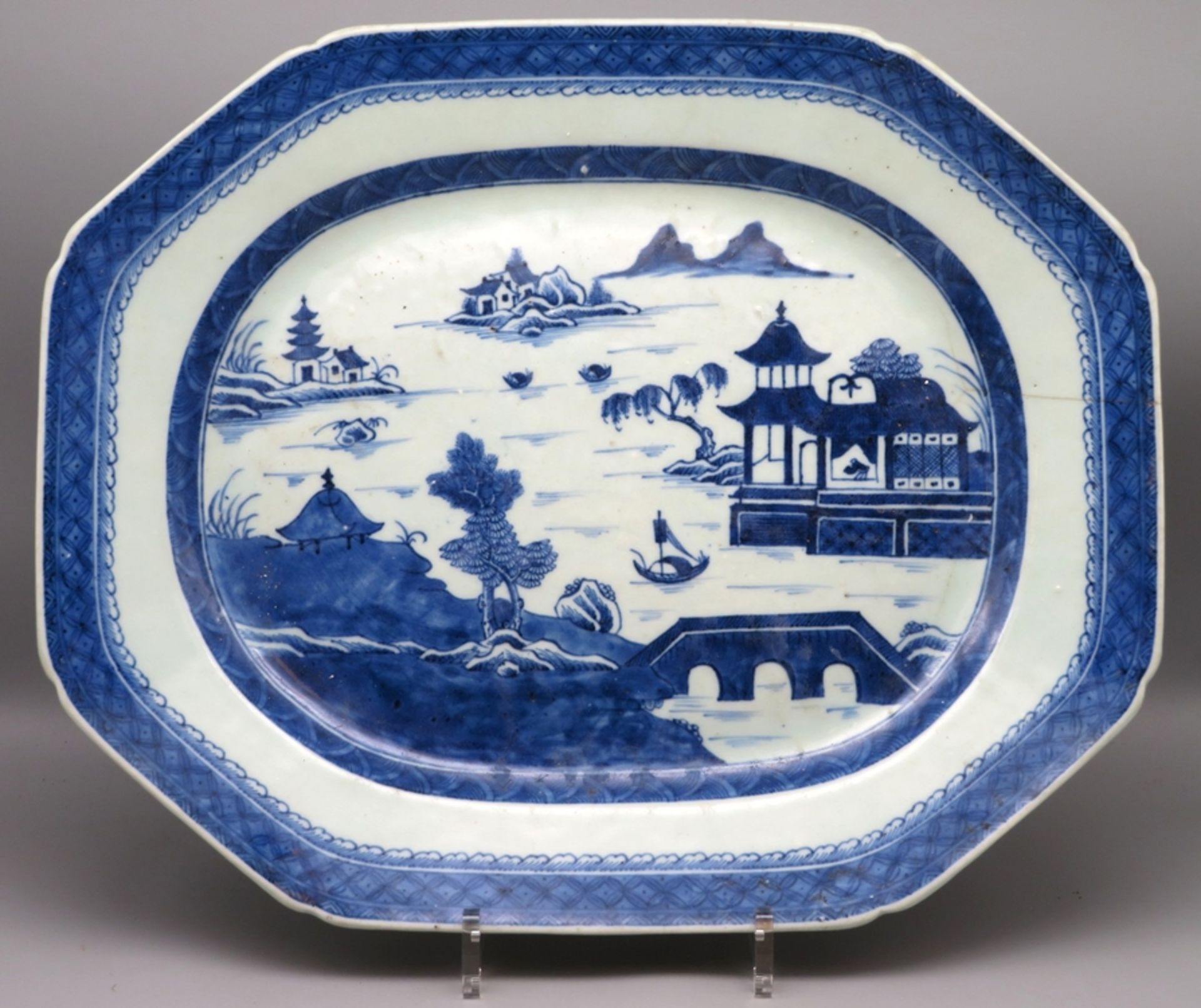 Große Platte, China, Nanking, 18./19. Jahrhundert, Porzellan mit unterglasurblauer Landschaftsmaler