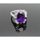 Nobler Damenring, facettierter Amethyst, Ovalschliff, flankiert durch 8 Brillanten, zus.ca. 0,22 ct