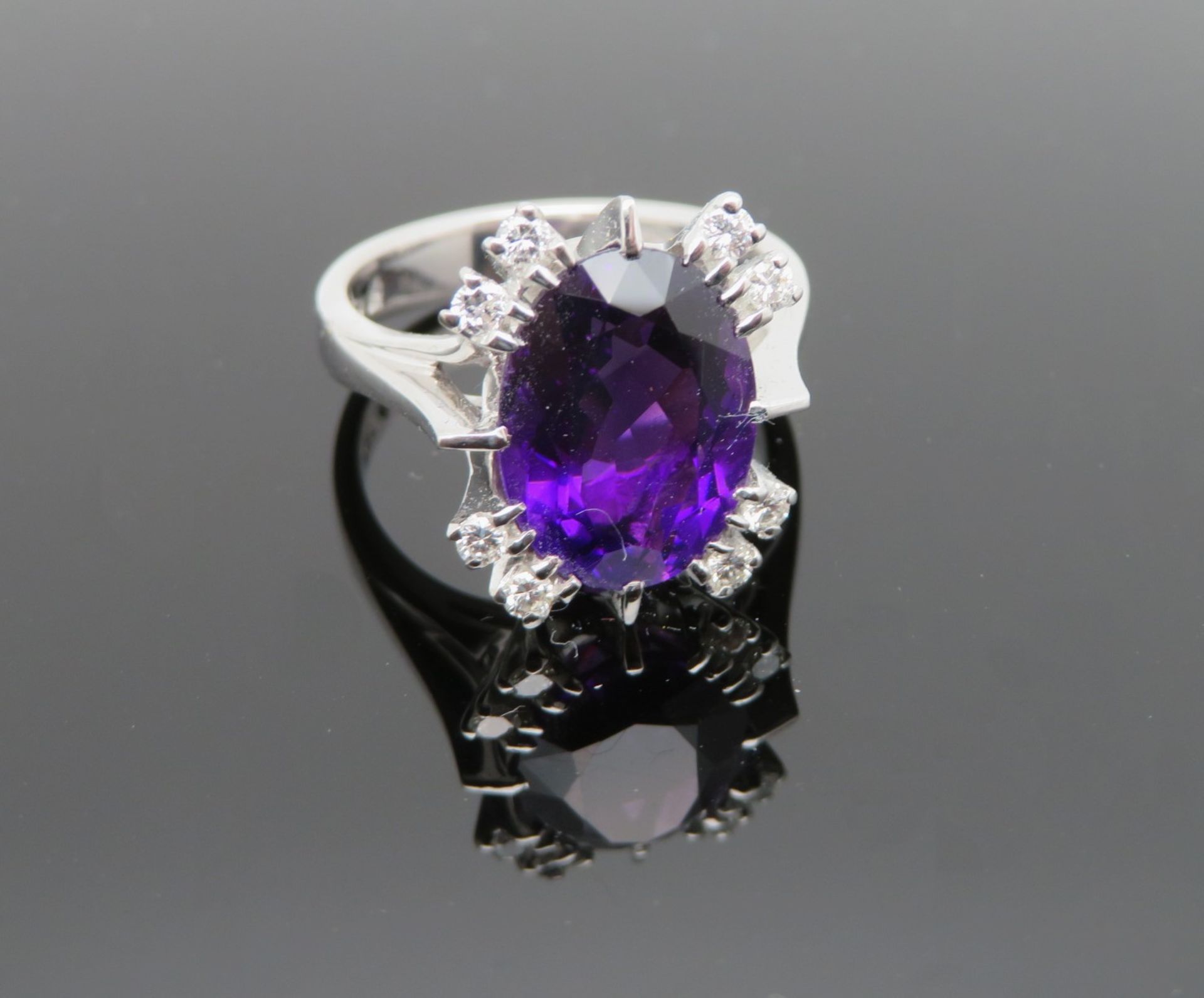 Nobler Damenring, facettierter Amethyst, Ovalschliff, flankiert durch 8 Brillanten, zus.ca. 0,22 ct