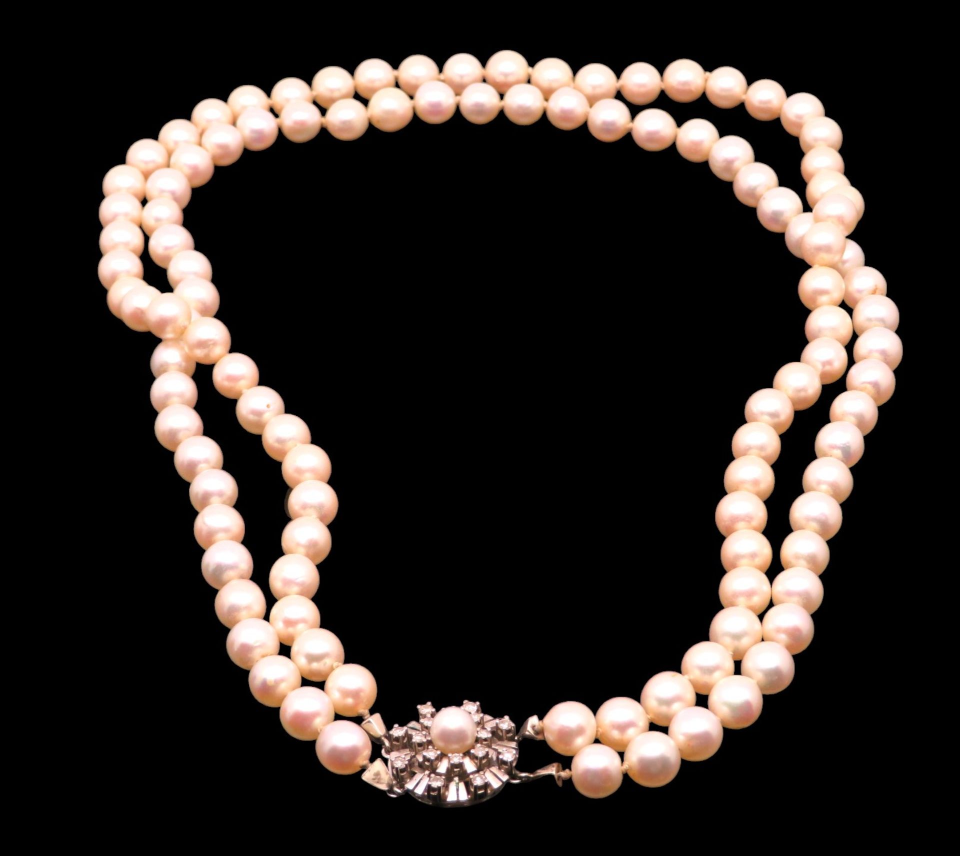 Klassische Perlenkette, 2-reihig, Schließe 14-karätiges Weißgold, punziert, diese besetzt mit 16 Di - Bild 2 aus 2