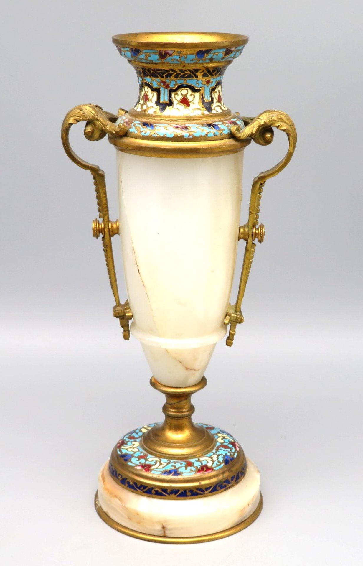 Vase, Frankreich, 19. Jahrhundert, weißlicher Marmor, Bronzemontur und farbiger Emailbemalung, Rest - Image 2 of 2