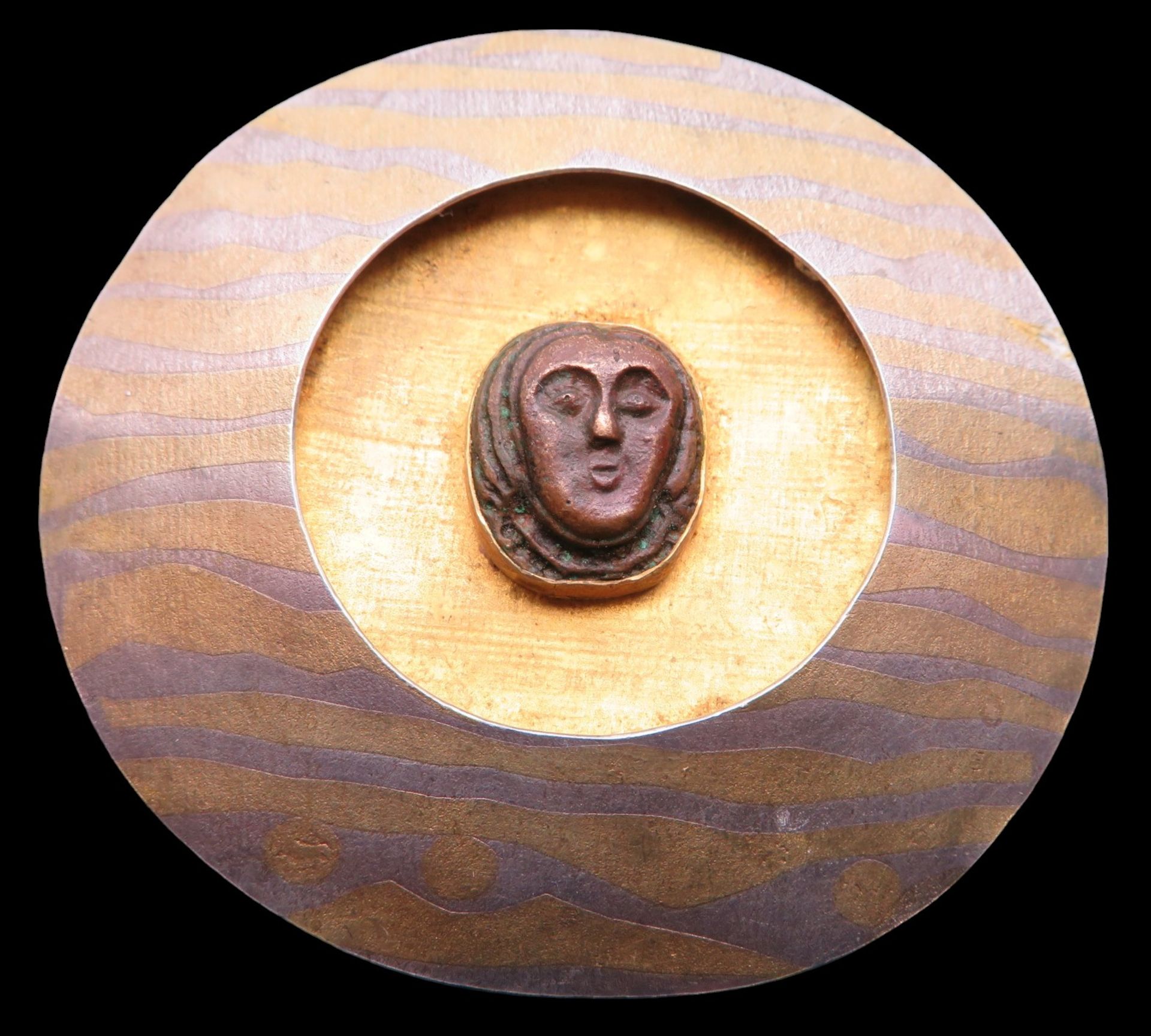 Außergewöhnliche/r Brosche/Anhänger, Entwurf Ruth (Usch) Windolf (1914 - 2019), runde Form, mittig 
