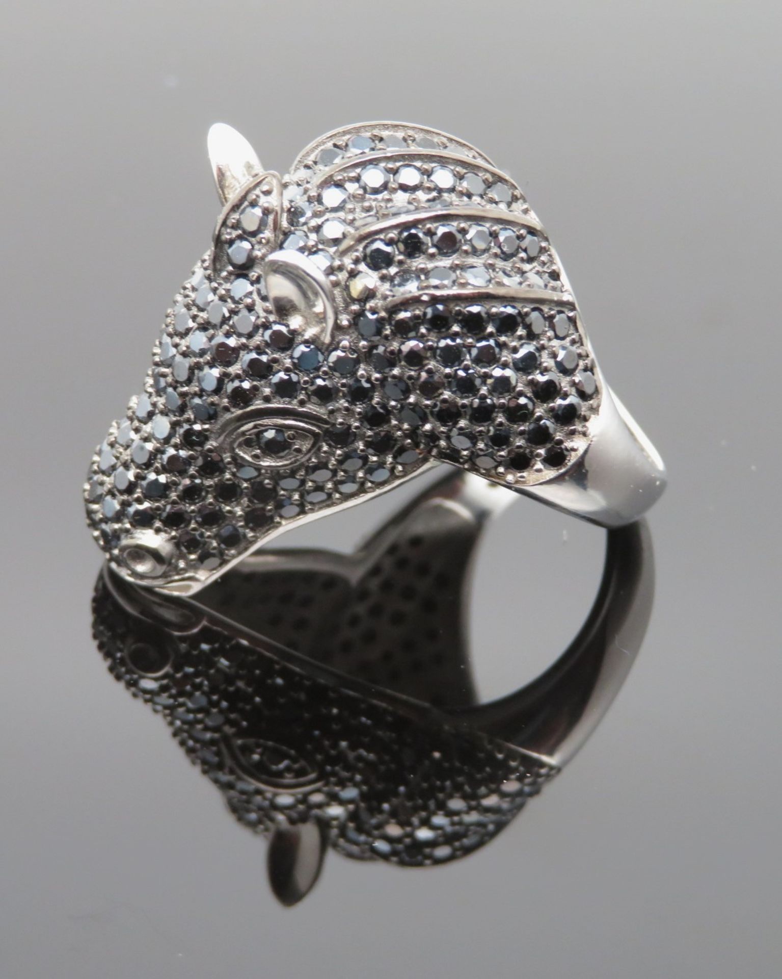 Statement Ring in Gestalt eines Pferdekopfs, reicher schwarzer Spinellbesatz, Silber 925/000, punzi - Bild 2 aus 2