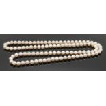 Elegante Perlenkette, einreihig, einzeln geknotet, l 86 cm, d 0,7 cm.