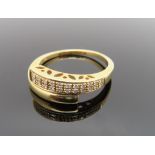 Moderner Croisé-Ring, 22 Diamanten, Gelbgold 750/000, punziert, 4,28 g, Ringschiene durchbrochen ge