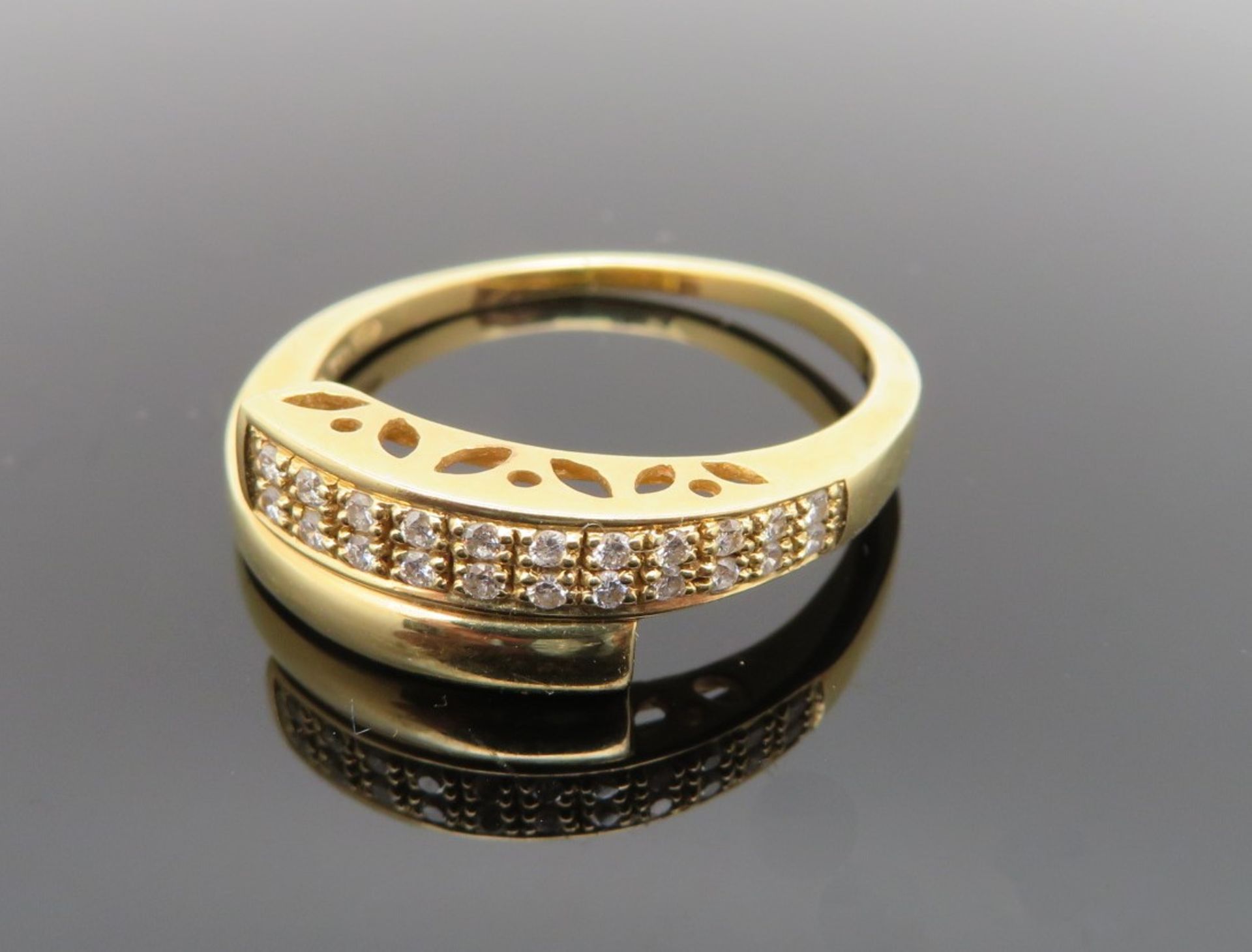 Moderner Croisé-Ring, 22 Diamanten, Gelbgold 750/000, punziert, 4,28 g, Ringschiene durchbrochen ge