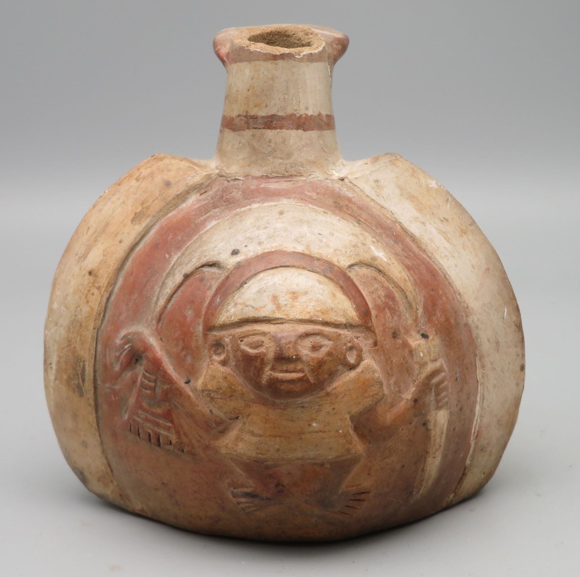 Flasche/Gefäß, Südamerika, wohl Peru, Präkolumbisch, antik, Ton mit reliefiertem Motiv, Bruchstelle