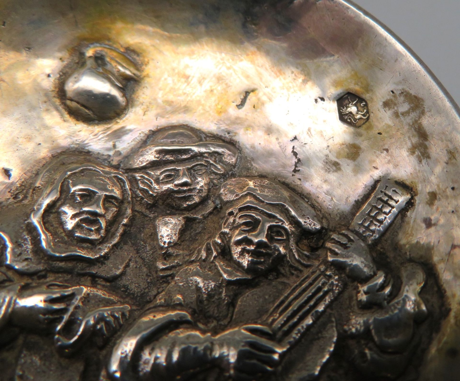 2 Sahnelöffel, Niederlande, Silber 835/000, punziert, 129,6 g, Reliefdekor, l 21 cm, b 4,7 cm. - Image 2 of 2